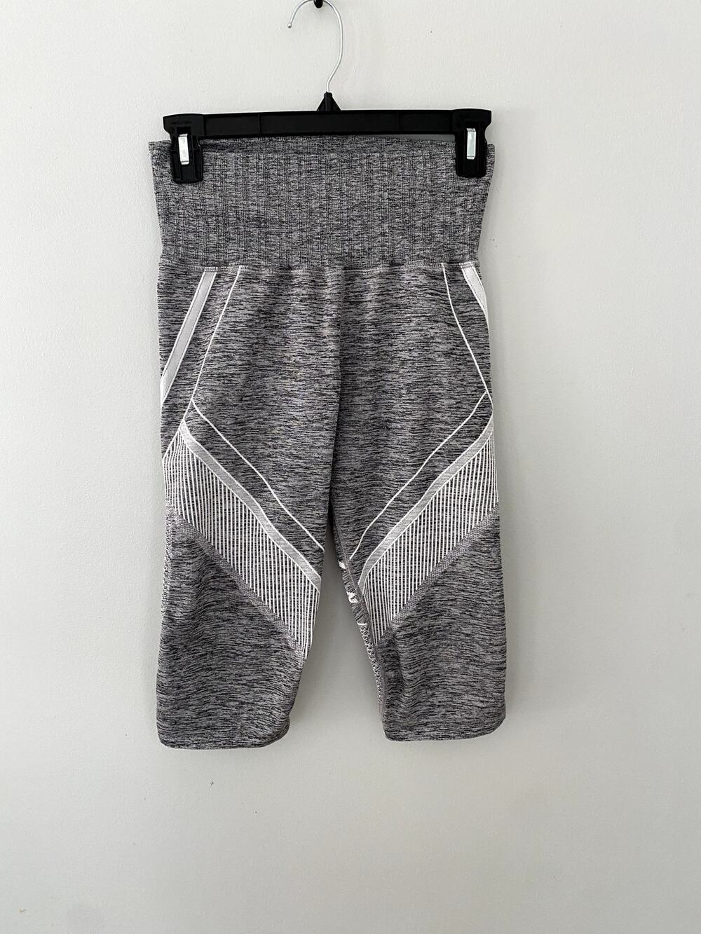 Athleta Women’s Leggings Workout Pants Cropped Capri Black/Gray/White Medium